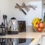 Chic Sun-Filled 1 Bdr Apt With Private Terrace